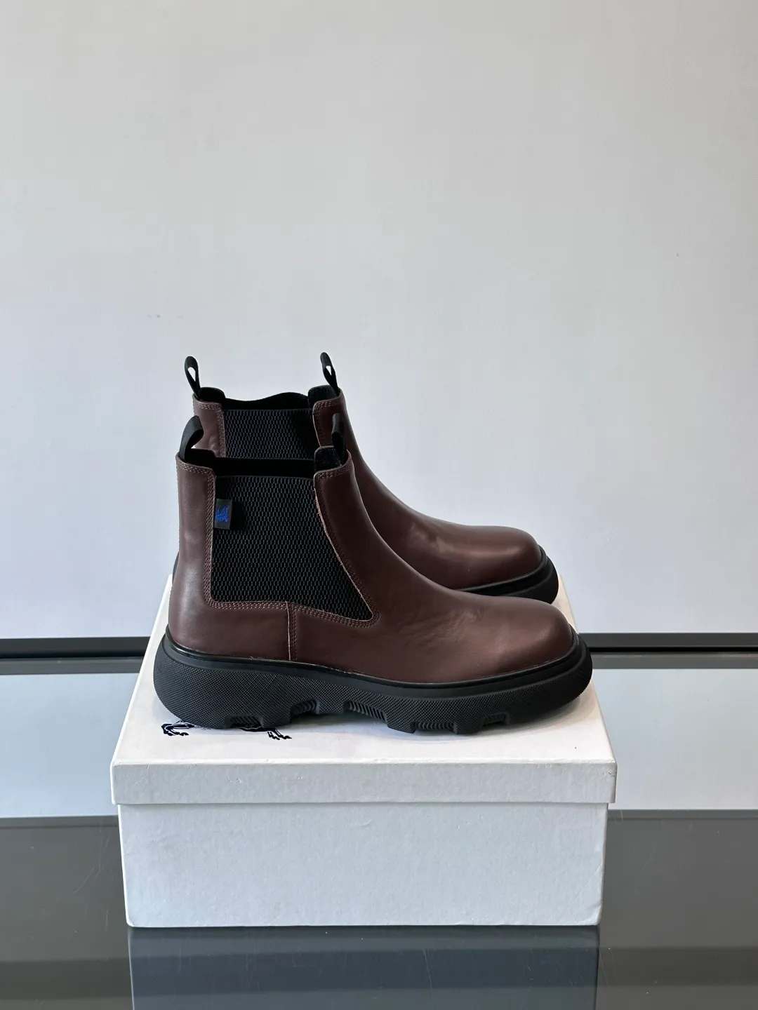 [Burberry] Top P: 920💰 Size: 39-44 (45. Customized) Burberry Matrix shoes👟Burberry autumn and winter men's high-top Chelsea boots, made with heavy industry! The upper is made of imported cowhide, with a slip-on design, classic plaid elastic straps, fine leather, and full of details. It is equipped with a classic and durable rubber thick sole, which increases the length of the legs. The cowhide lining is comfortable and breathable. It is easy to wear and fashionable, business and leisure, full of exquisite Italian style, and has a great look!